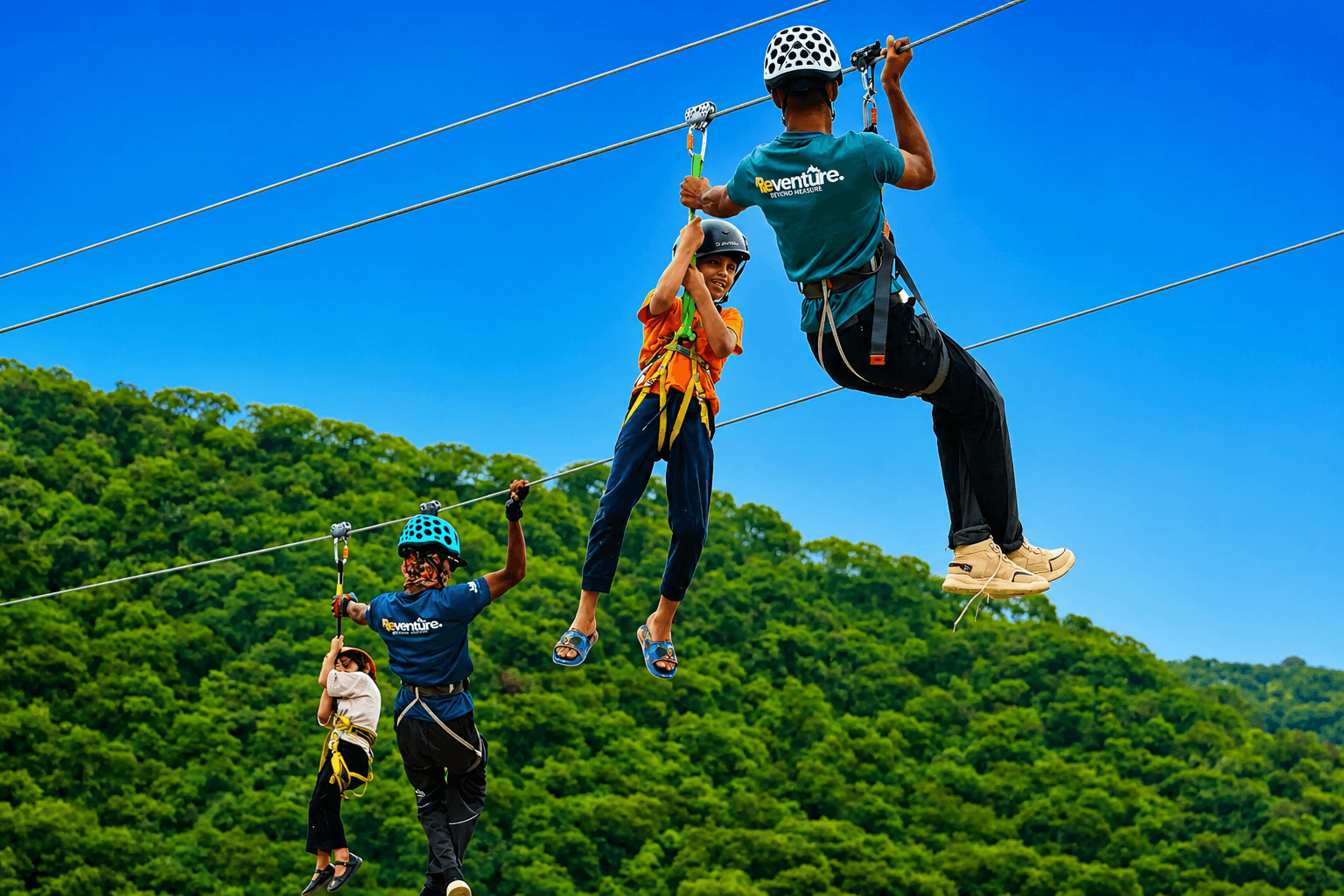 4 simultaneous ziplines, 120m at 12m height over Wadi Darbat.